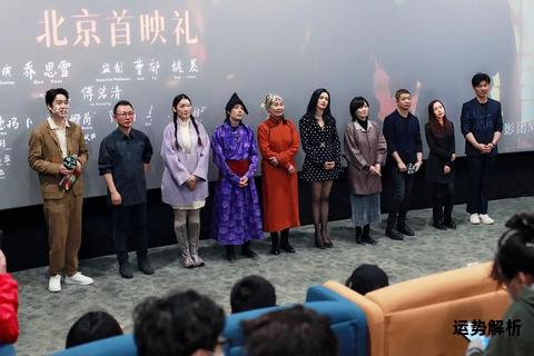黄金鳞影穿梭中西语境的诗意漫游